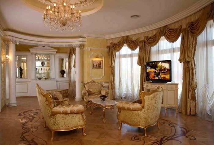 Fotó egy antik stílusú klasszikus nappali belsejéről