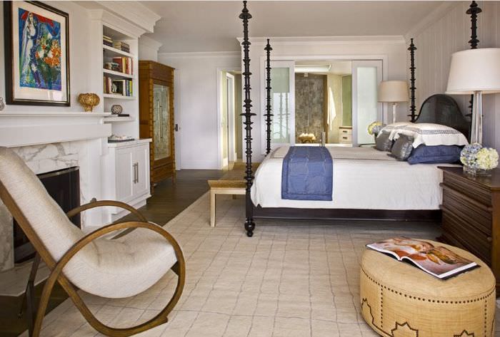Schlafzimmerdekoration eines Privathauses im neoklassizistischen Stil