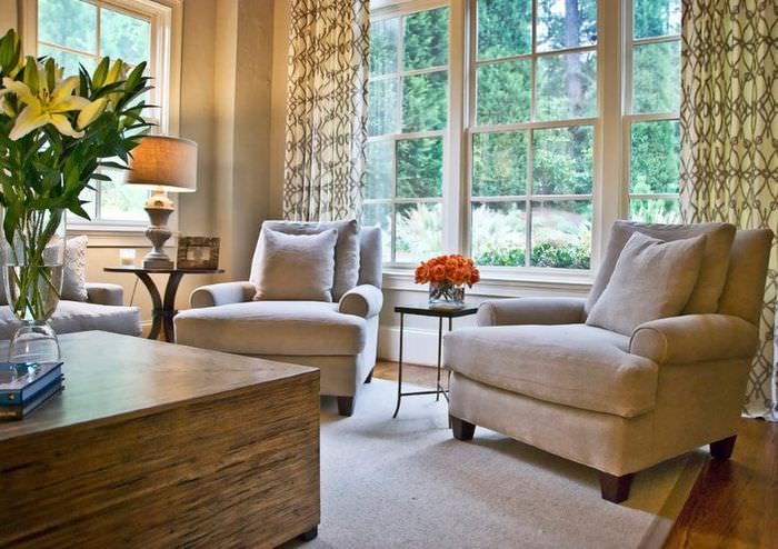 Stühle mit beiger Polsterung im Wohnzimmer im neoklassizistischen Stil