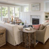 Möbler med naturtyg i vardagsrummet i ett privat hus