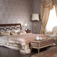 Lampor på sängbord i sovrum i klassisk stil