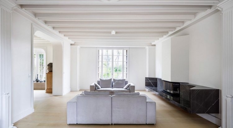 Klassisk arkitektur -moderne-villa-levende-minimalistisk-grå-hvid