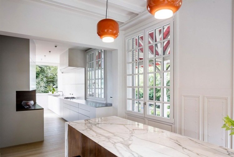 klassisk-arkitektur-moderne-køkken-tæller-marmor-hvid