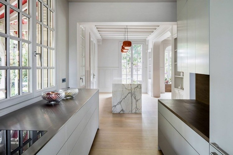 klassisk-arkitektur-moderne-køkken-hvid-minimalistisk-marmor