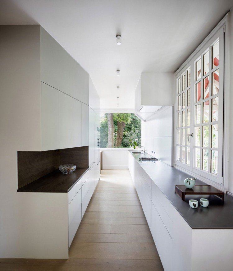 klassisk-arkitektur-moderne-hvidt-køkken-grebsløst-køkken-skabe