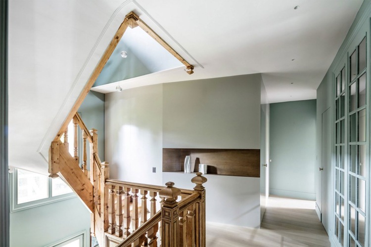klassisk-arkitektur-moderne-trappe-ornamenter-trætrapper-minimalistisk-dig selv
