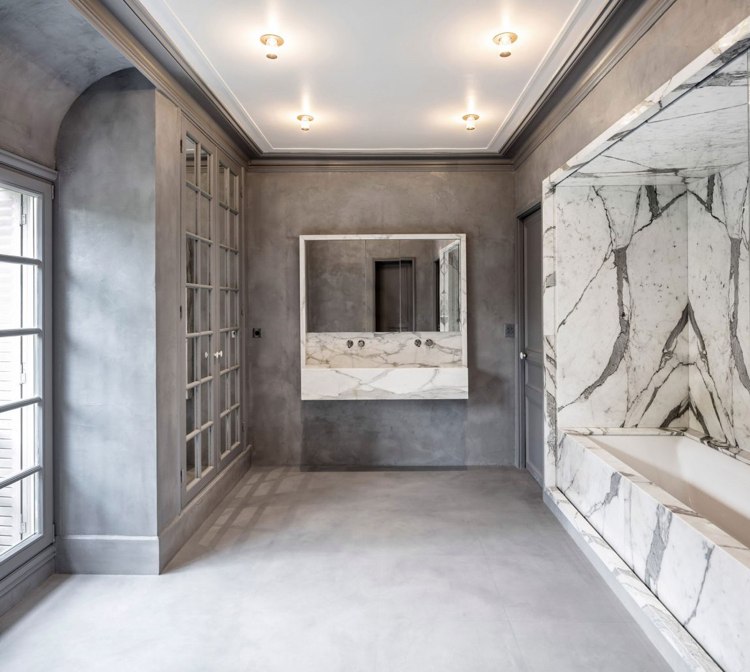 klassisk-arkitektur-moderne-badeværelse-hvid-grå-lige-foret-minimalistisk
