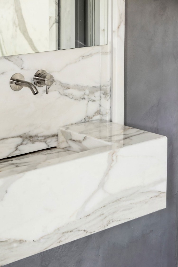 klassisk-arkitektur-moderne-minimalistisk-levende-hvid-grå-marmor-badeværelse