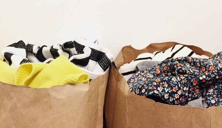 Rydde op i garderoben-rengøring-sortering-smide væk-donere-sælge tøj
