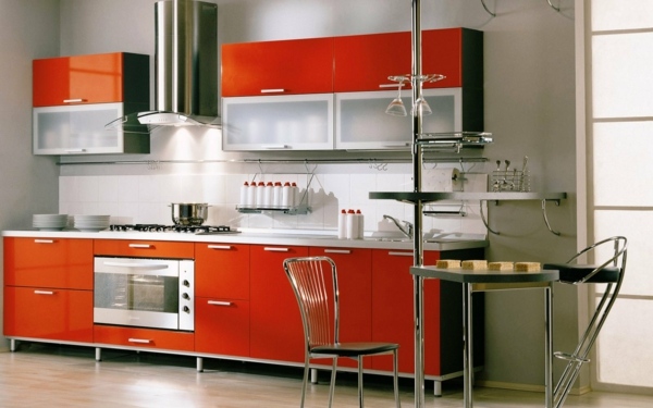 moderne-køkken-i-rød-metal-ben-bord-og-stole
