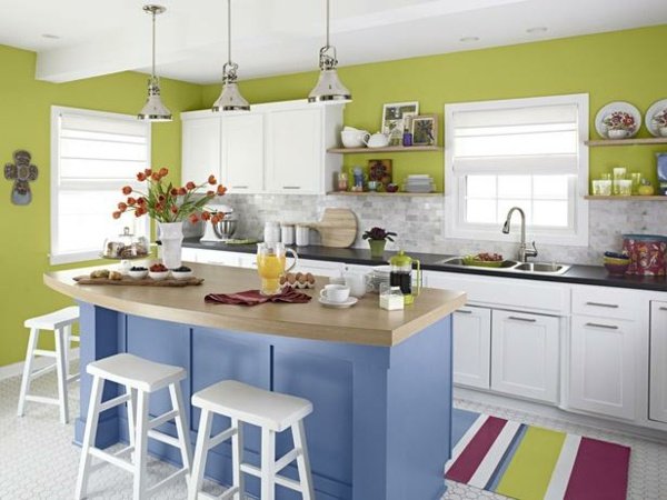grøn-væg-blå-møbler-hvid-køkken-møbler