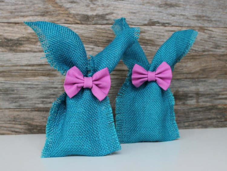 Påske-gaver-tinker-kanin-taske-stof-gave-indpakning-blå-jute-bånd-pink