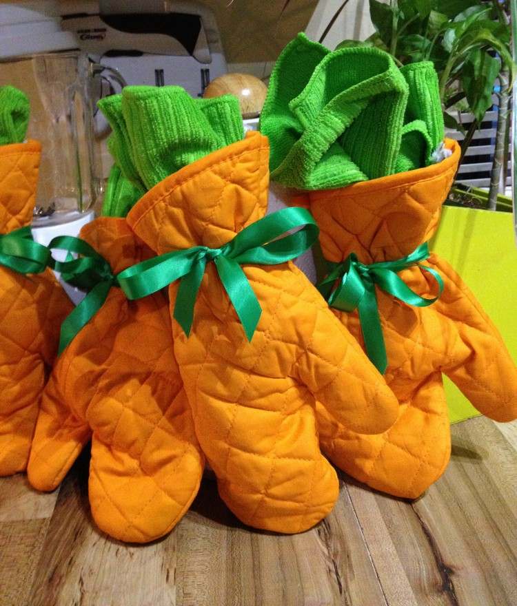 Påske-gaver-tinker-orange-farvet-ovn-handsker-grønne-håndklæder-gulerødder