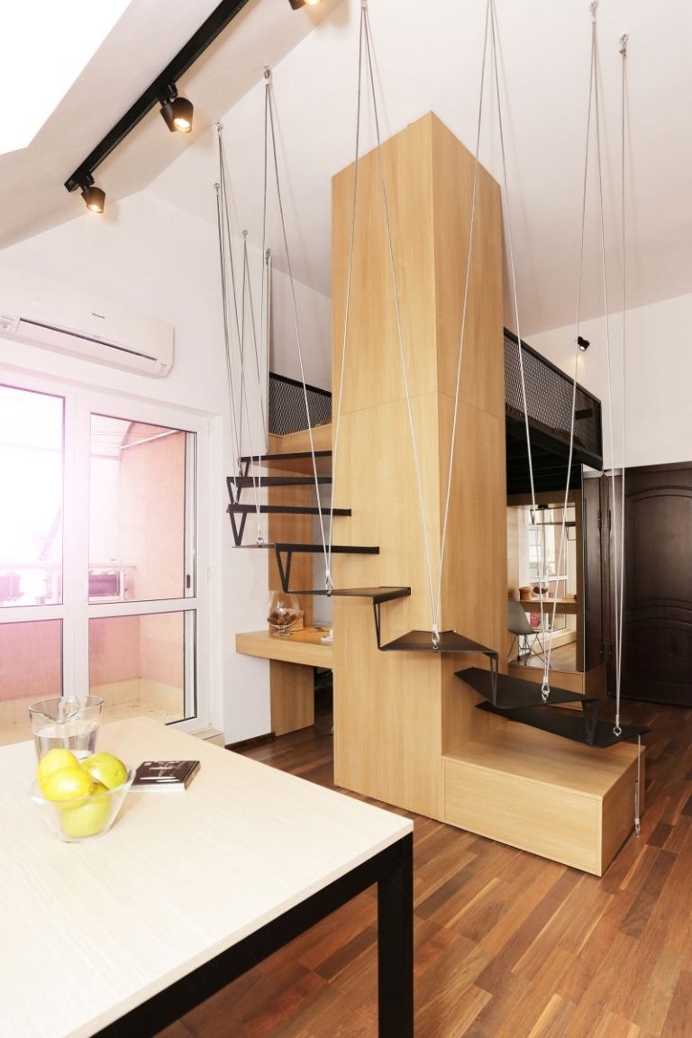 Indret små værelser-stålkabel-vindeltrappe-træ-mansard-design