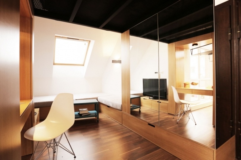 Indret små værelser -moderne-minimalistisk-garderobe-spejlfronter-laminatgulv-siddepladser