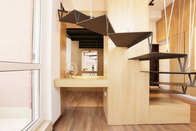 Indret små værelser -lamineret gulv-trapper-vindeltrappe-stål-metal