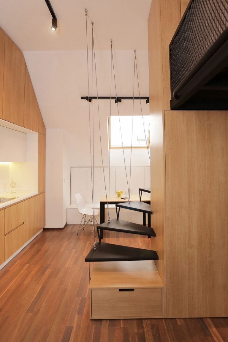 Indret små værelser-vindeltrappe-træskabsfronter-etværelses lejlighed-ovenlysvindue