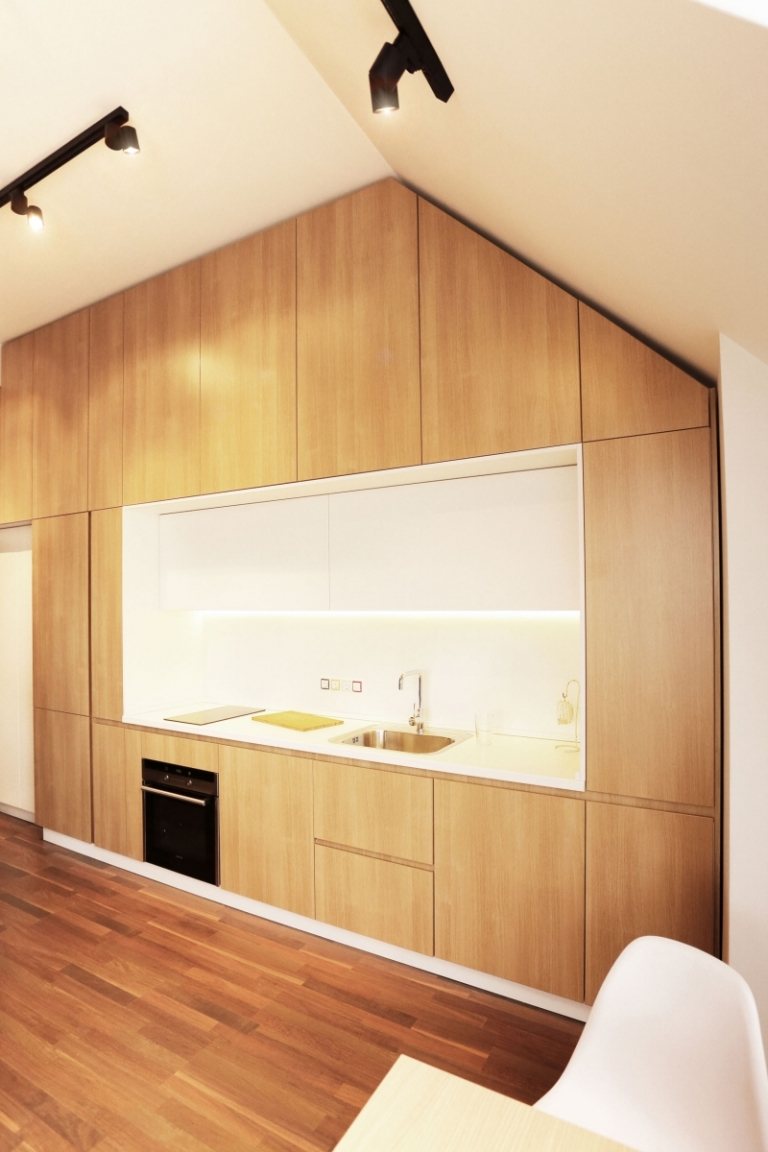 Indret små værelser -hvide-lyse-træ-fronter-armaturer-køkken-moderne-åbne-planlægning