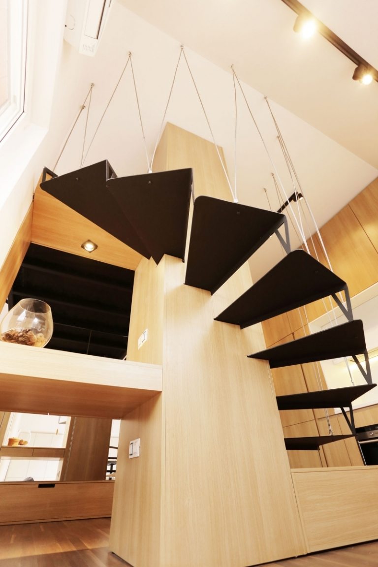 Opsæt små rum-vindeltrappe-sort-stål-stål kabel-hvidt loft