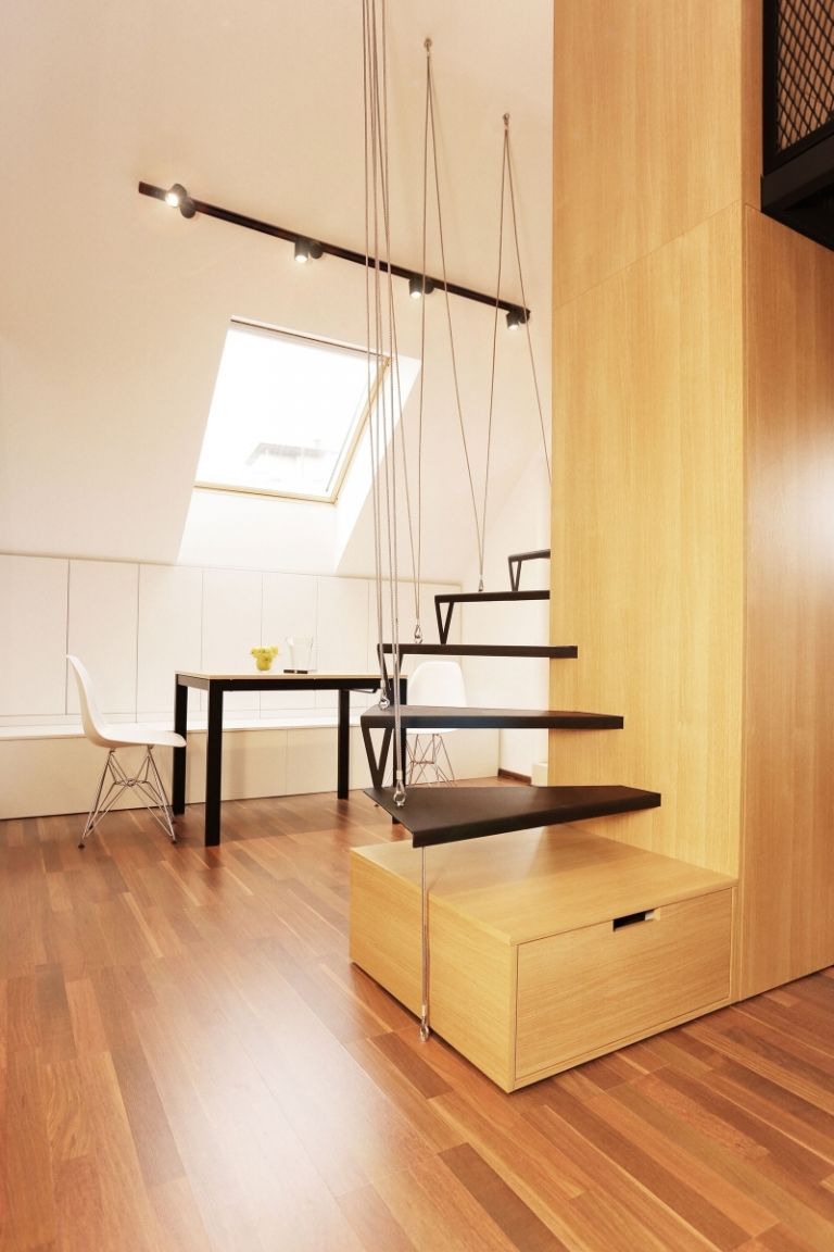 Små-værelser-møblering-laminat-gulv-trapper-spiraltrappe-sort-stål-kabel-ovenlys-laminat