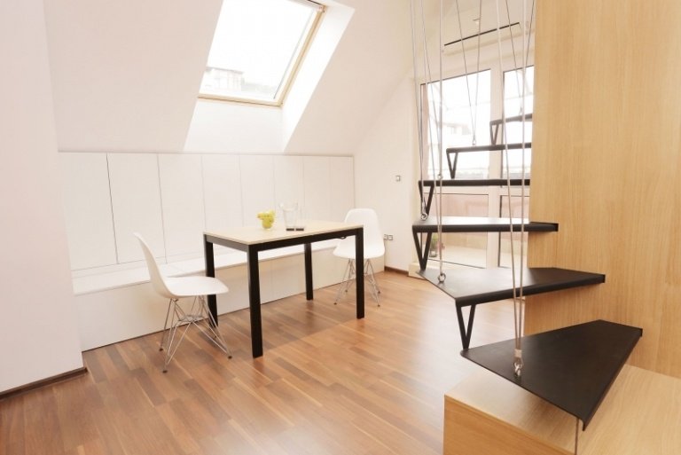 Indretning-små-værelser-laminat-gulv-spisebord-bord-vindeltrappe-stål-kabel-metal