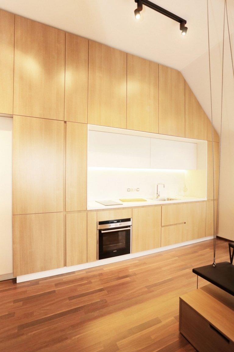 møblering-små-værelser-køkken-laminat-gulv-skabe-håndtag-lys-minimalistisk-enkelt