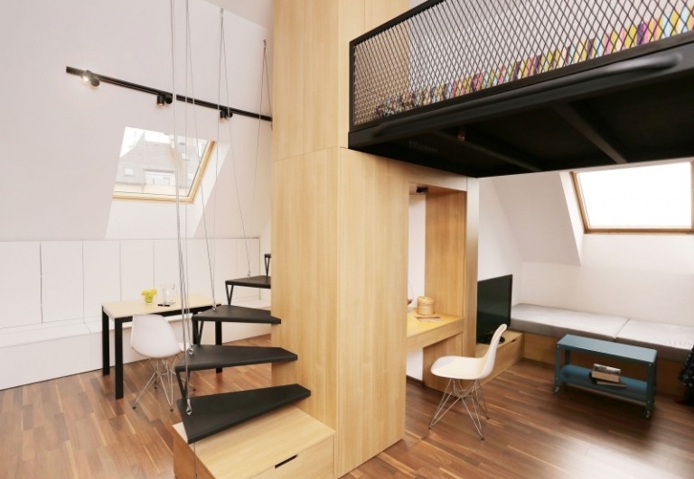 Indretning-små-værelser-laminat-niveau-to-sengs-gitter-metal-ovenlys-stol