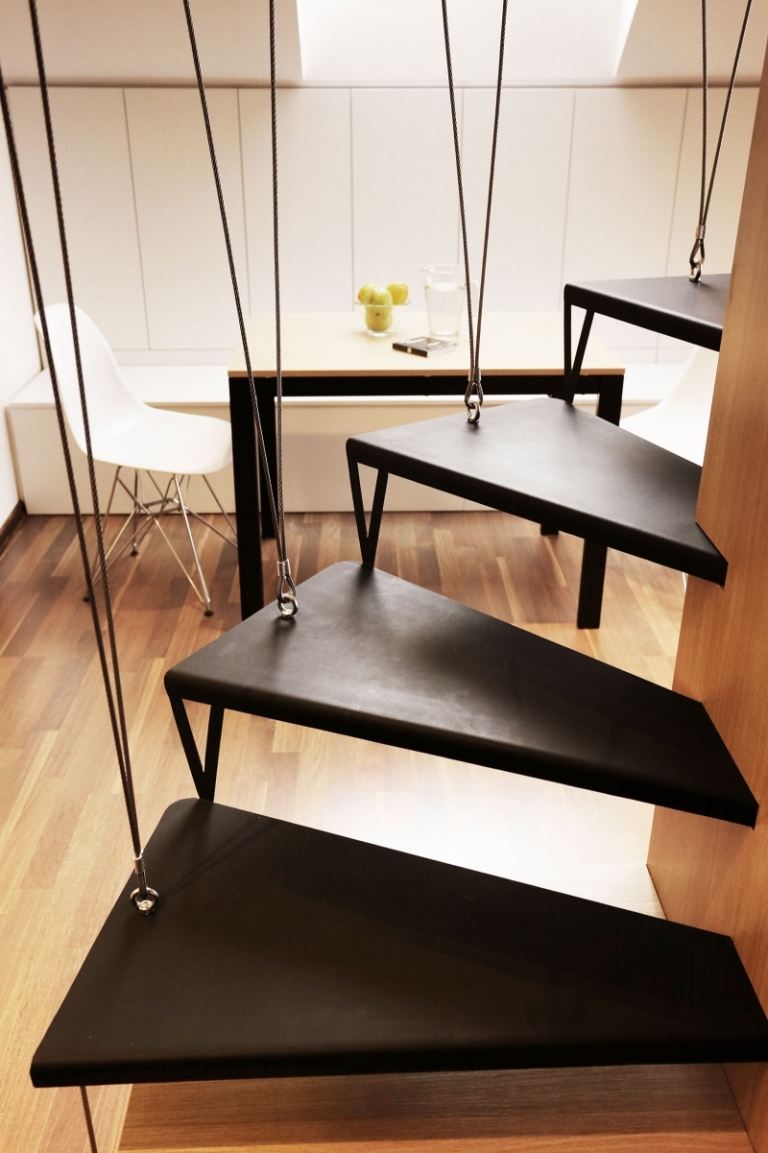 Små-værelser-møblering-spiraltrappe-stål-kabel-metal-sort-et-værelse-flad-niveau