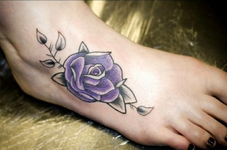 Fodtatovering kvinde blomster lilla rose tatovering ideer