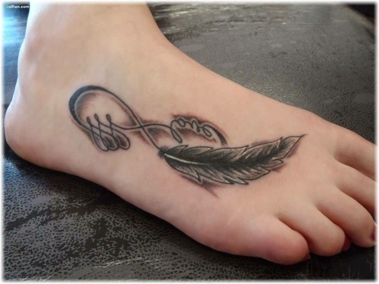 Fodtatovering fjer kvinde små tatoveringsideer