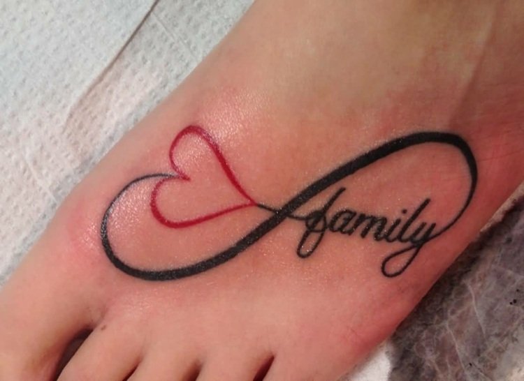 Fod tatovering hjerte bogstaver kvinde