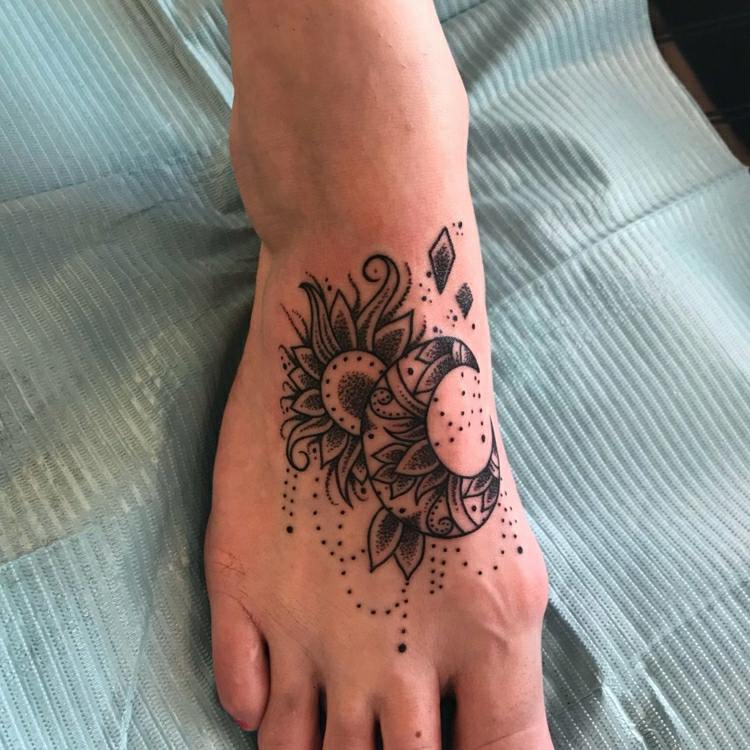 Fodtatovering mandala kvinde sol tatoveringstendenser
