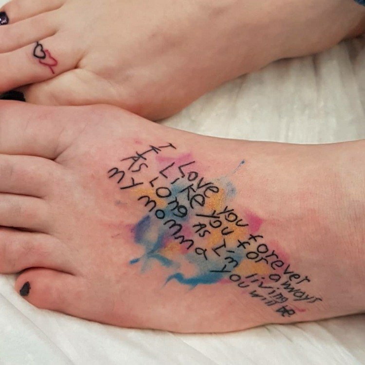 Fodtatovering bogstaver tattooiden kvinde