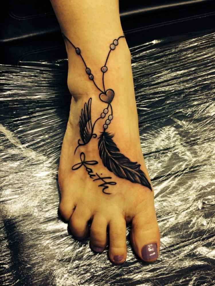 Fod tatovering hjerte fjer bogstaver tatovering ideer kvinde
