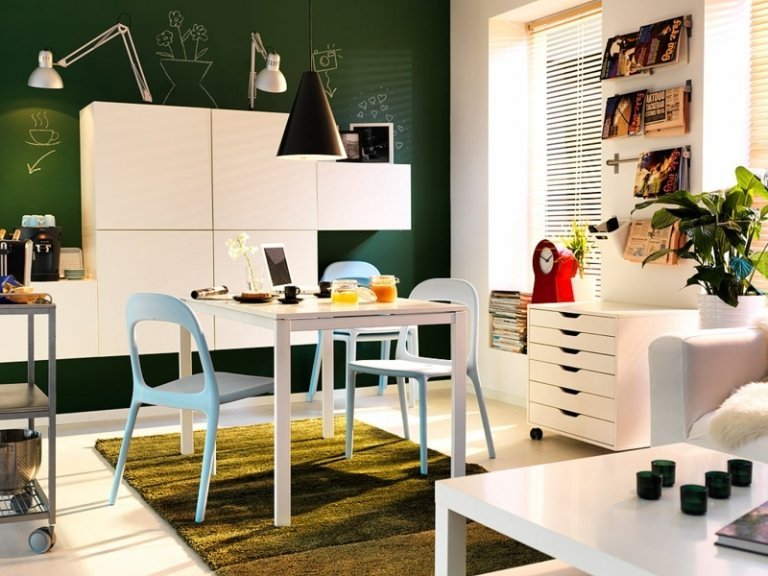 lille lejlighed grøn væg farve hvide møbler moderne spisebord ikea