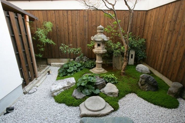 Opret en lille japansk have, plant mos, grus