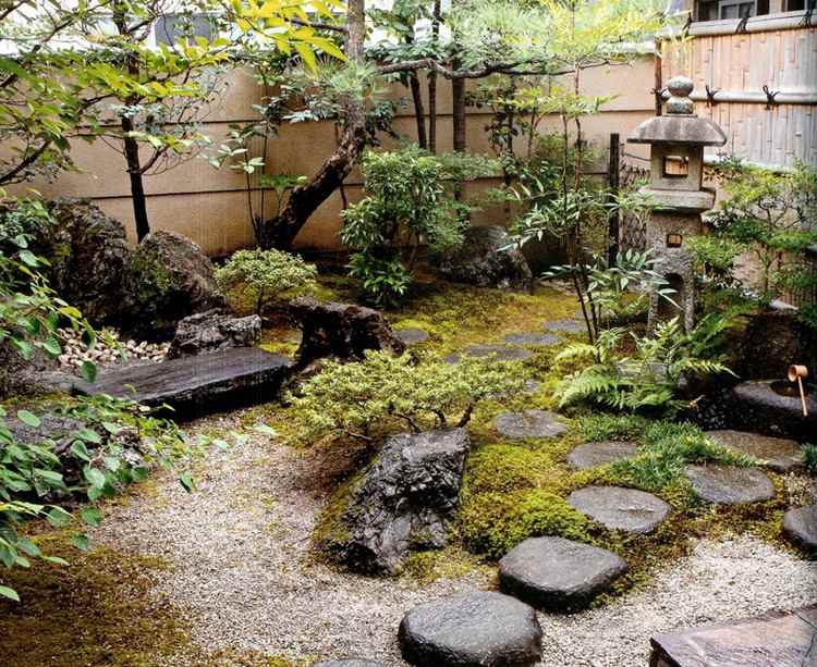 lille japansk havedesign plantesten sten mos