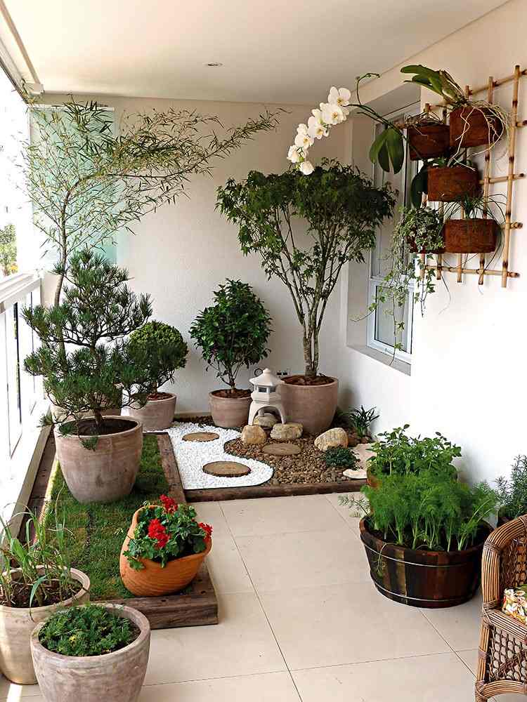 lille japansk have på balkonen, der kombinerer potteplanter
