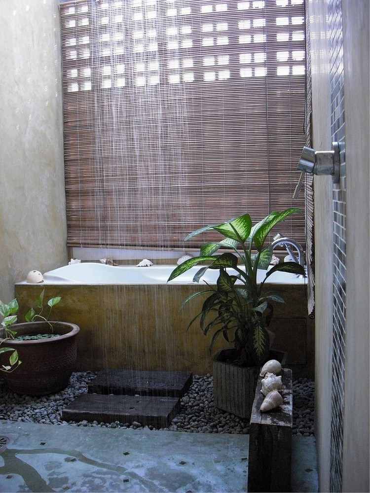 Lille-badeværelse-wellness-oase-asiatisk-stil-grus-bambus-mat-regnbruser