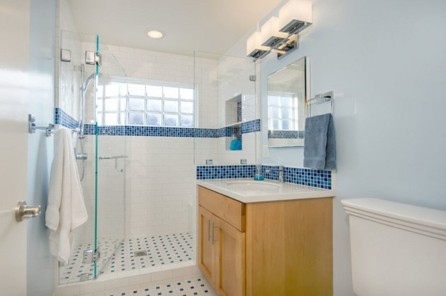 lille badeværelse-design-brusekabine-glasdøre-treskab-forfængelighed