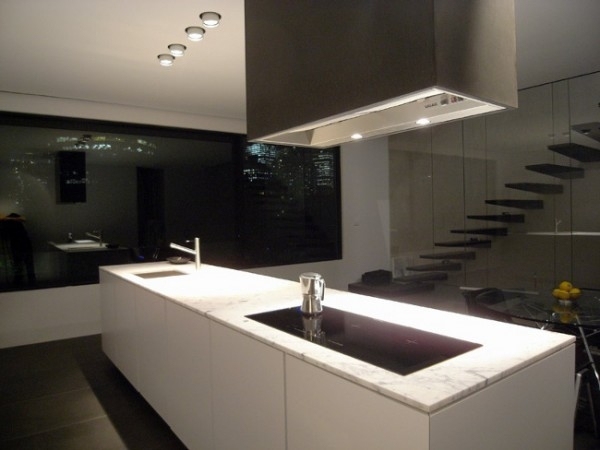 minimalistisk køkkenø køkkenbord sort og hvid