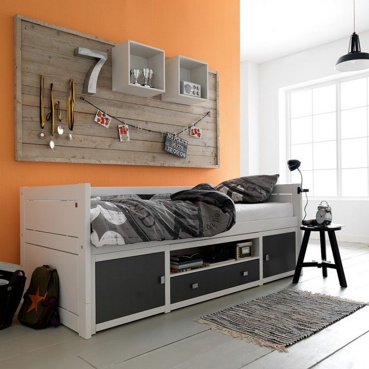 små-børneværelse-møblering-ideer-enkeltseng-seng-opbevaring-orange-væg-maling-dreng