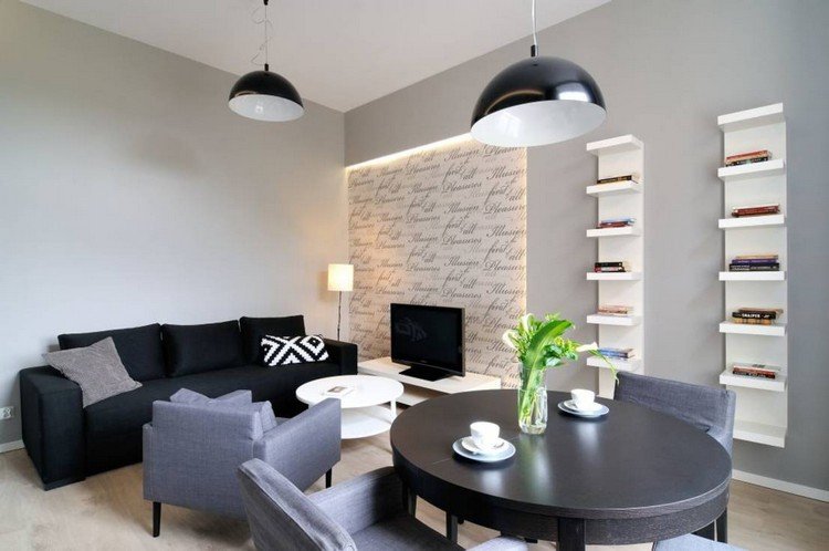 Lille stue-spisestue opsat -sort-hvid-grå-indirekte-vægbelysning-lys-grå-vægmaling