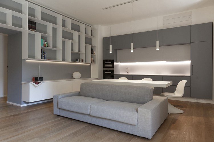 lille-stue-spisestue-grå-hvid-minimalistisk-indirekte-led-belysning