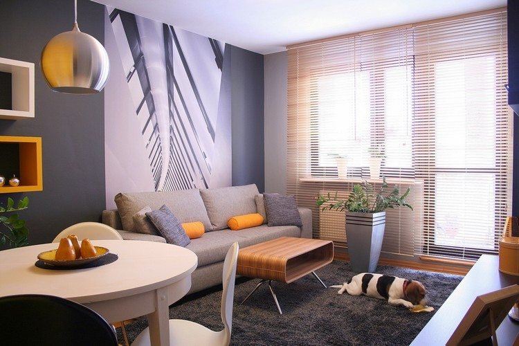 lille-stue-spisestue-grå-væg-maling-foto-tapet-træ-persienner-rundt-spisebord