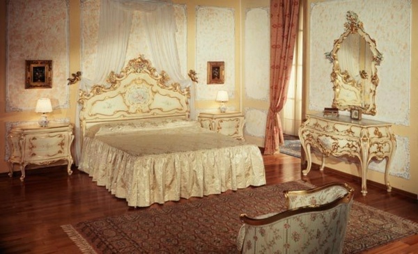 Royal-soveværelse-møbler-Meroni-guld-dekoreret