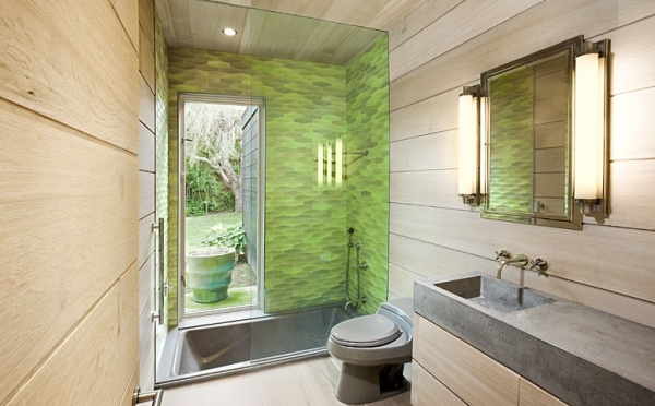 Badeværelse design træ look grøn flise brusekabine