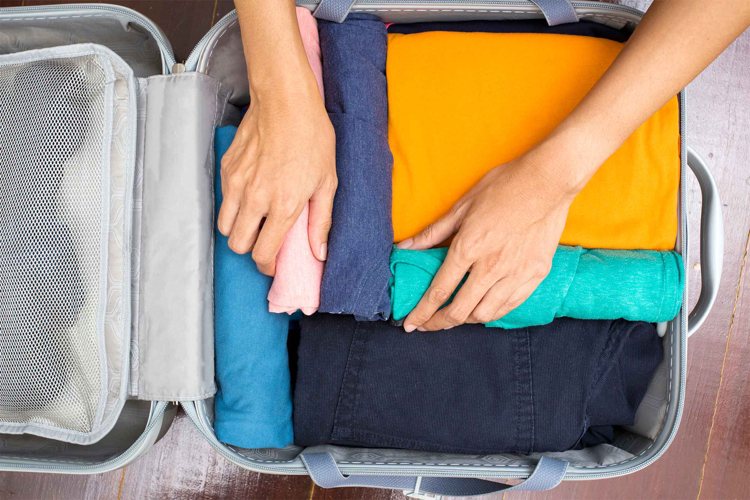 Pakning af din kuffert tjekliste-tips-sortering-rullende tøj