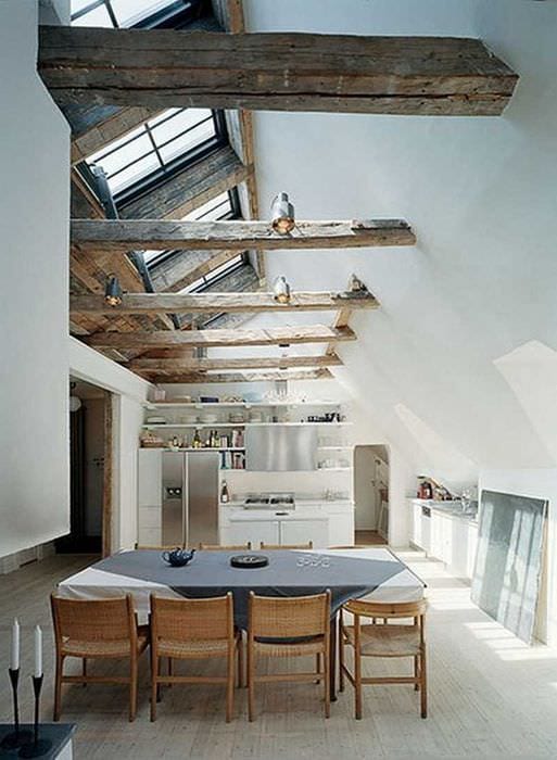 možnost jasného designu obývacího pokoje s dekorativními trámy
