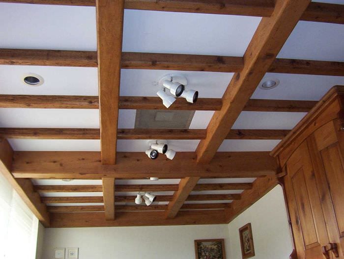 myšlenka světlého interiéru obývacího pokoje s ozdobnými trámy